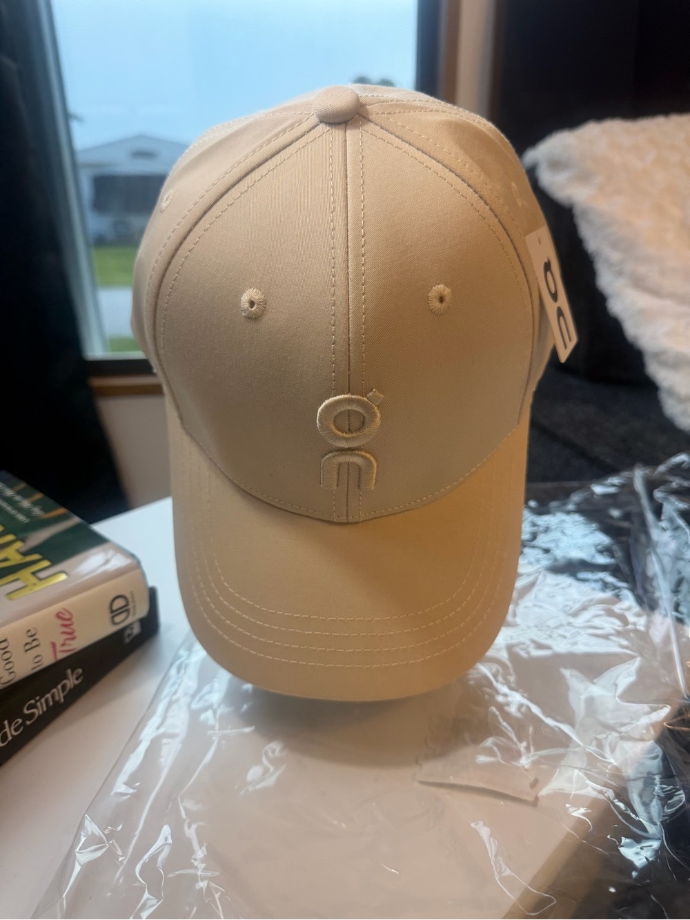 On Running Cream Curved-Brim Cap - Picture 6 of 9